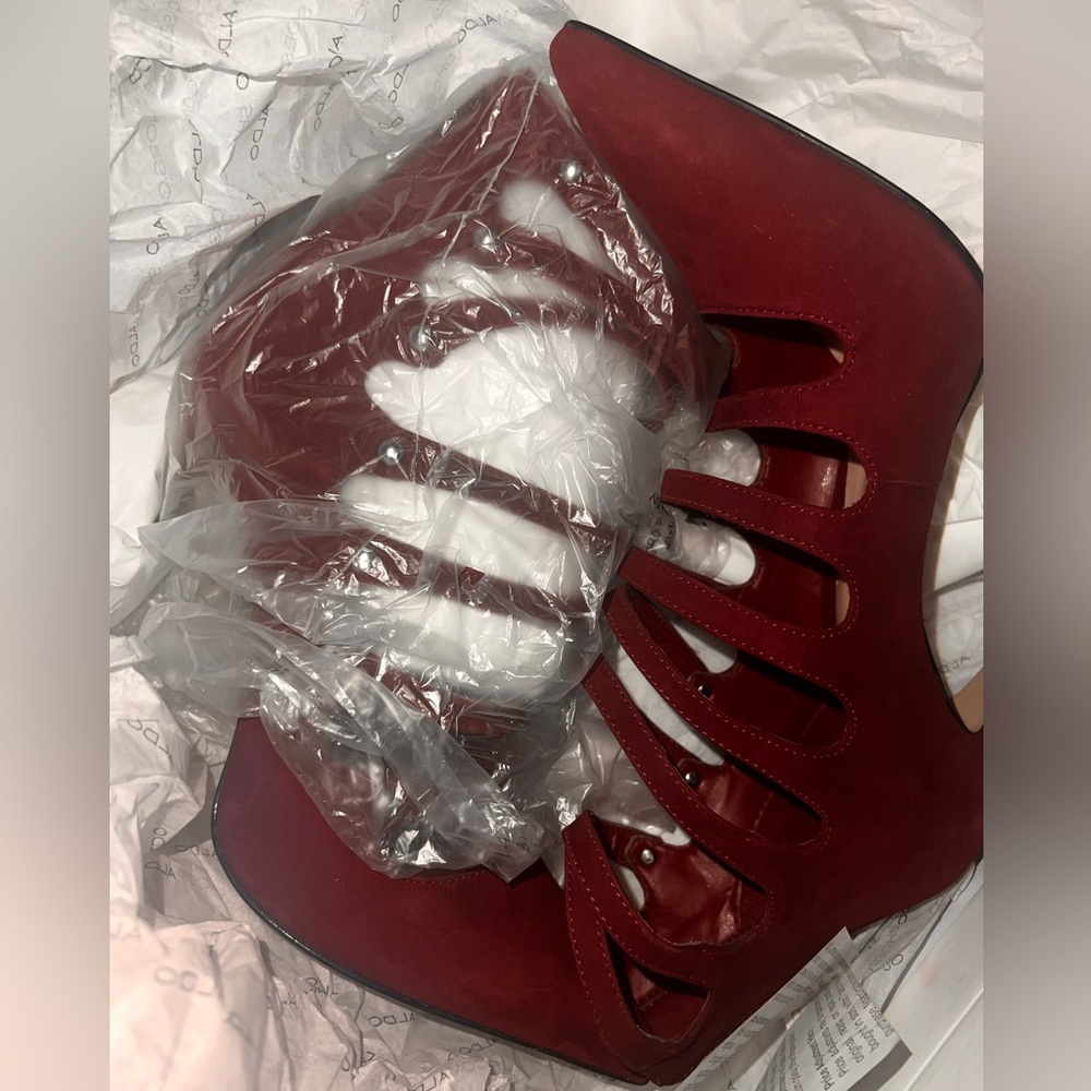 High heels 👠 Burgundy suede front strap size 6.5  Brand NEW!